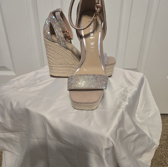 Gianni Bini Sandals - Picture 2 of 2
